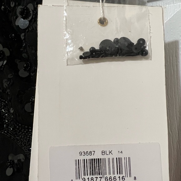 Mac Duggal One Shoulder Sequin Gown Size 14 - Picture 4 of 5